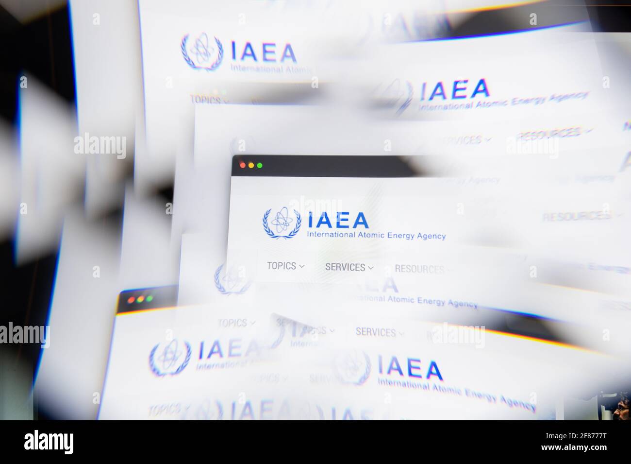 Milano, Italia - 10 APRILE 2021: Logo IAEA dell'Agenzia Internazionale dell'energia atomica sullo schermo del laptop visto attraverso un prisma ottico. Editoriale illustrativo ima Foto Stock