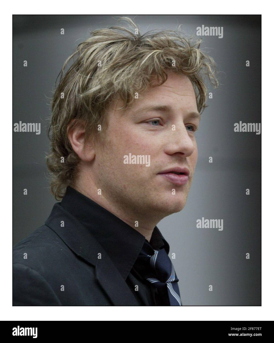 Jamie Oliver ad una fotocellula prima della sua stampa conf re Cene scolastiche tenute al canale quattro a Londonpic David Sandison 30/3/2005 Foto Stock