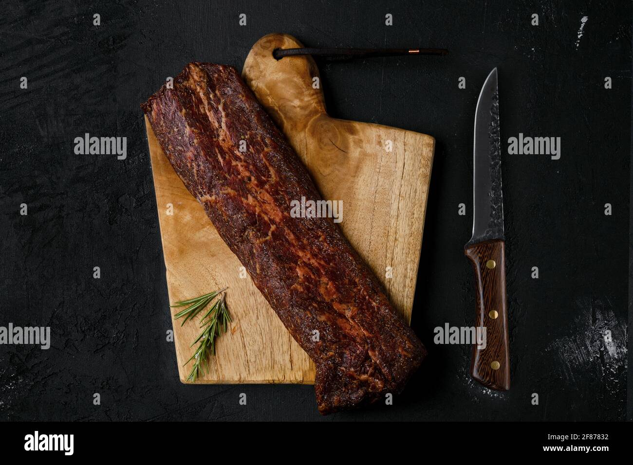 Vista dall'alto della carne di manzo affumicata a striploin sul tagliere Foto Stock