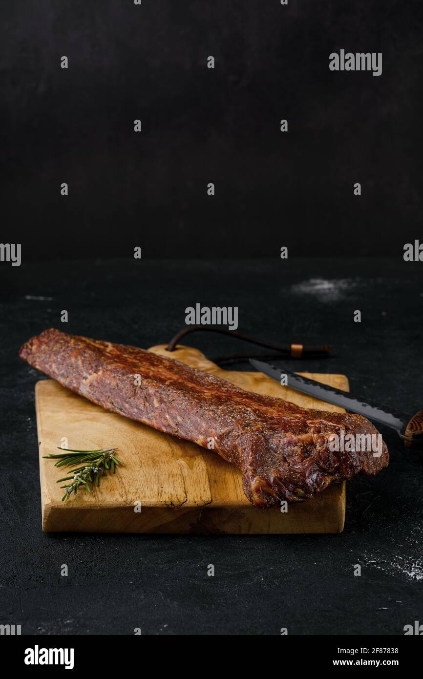 Carne di manzo affumicata a striploin su tagliere Foto Stock