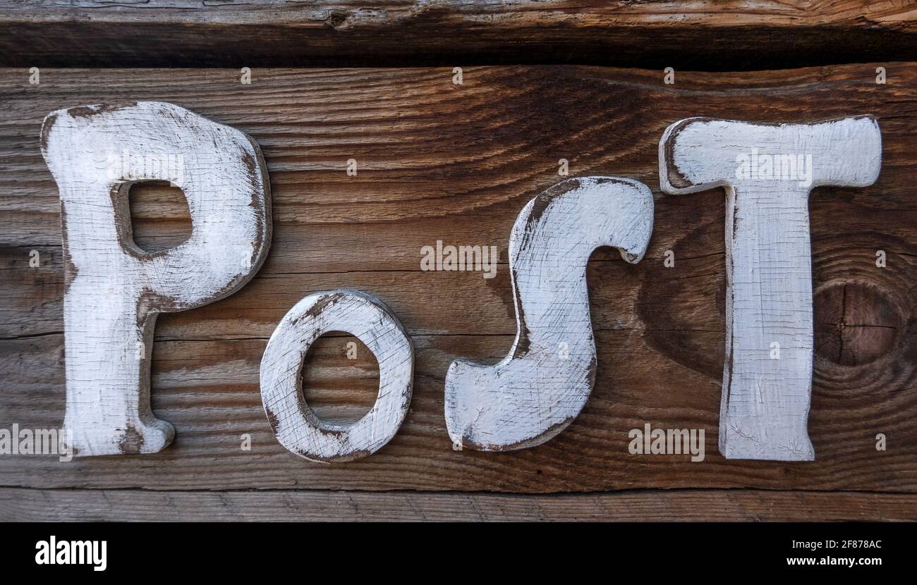 Vecchio segno fatto di legno con la parola Post Foto Stock