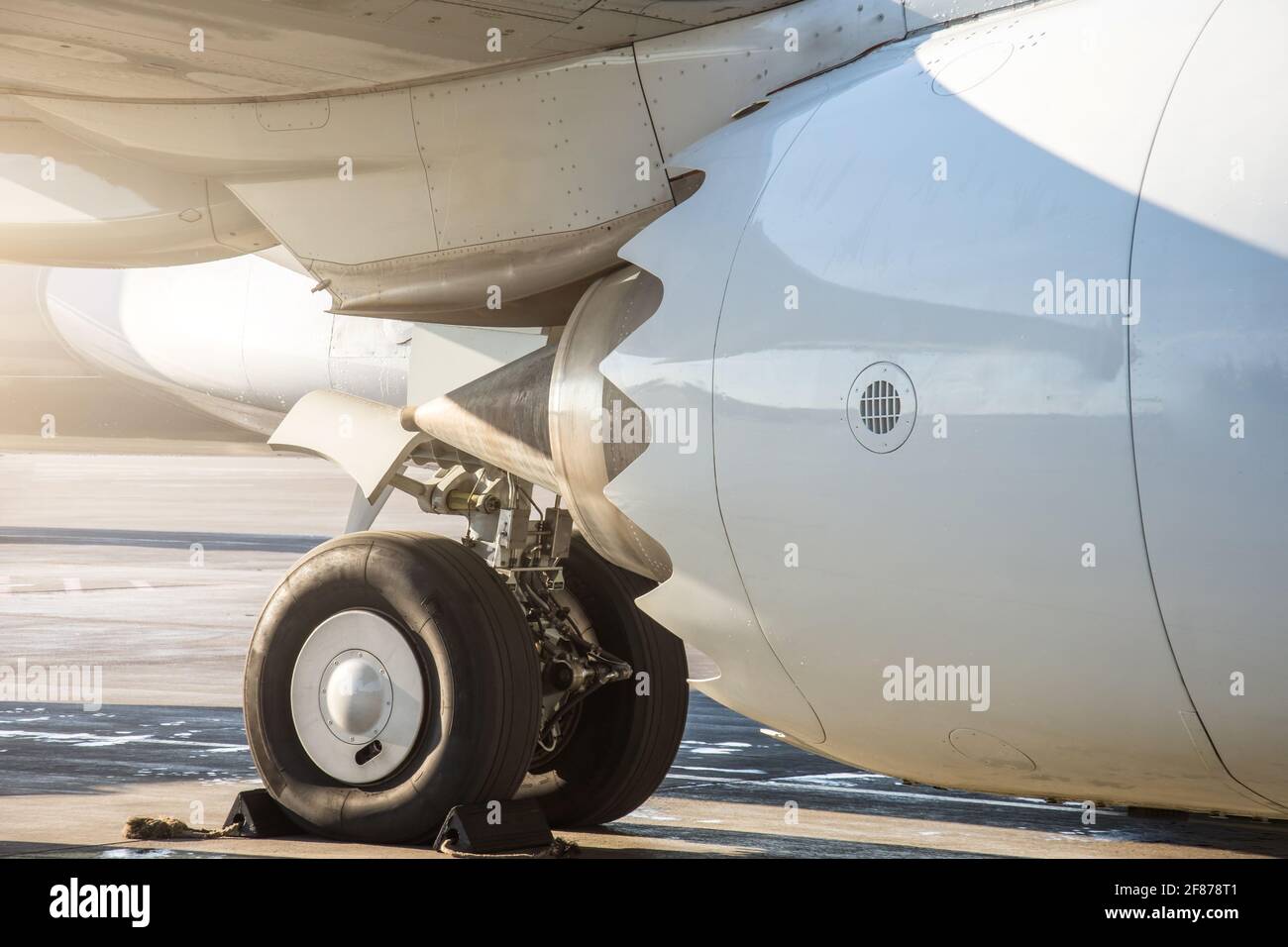 Il telaio e il motore dell'aereo sono quasi illuminati Foto Stock
