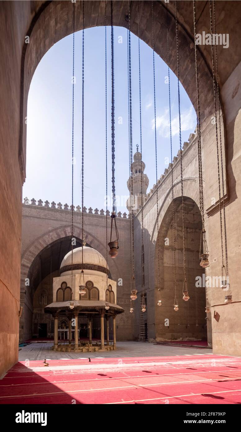 Vista verso qibla iwan, complesso Sultan Hasan, il Cairo Foto Stock