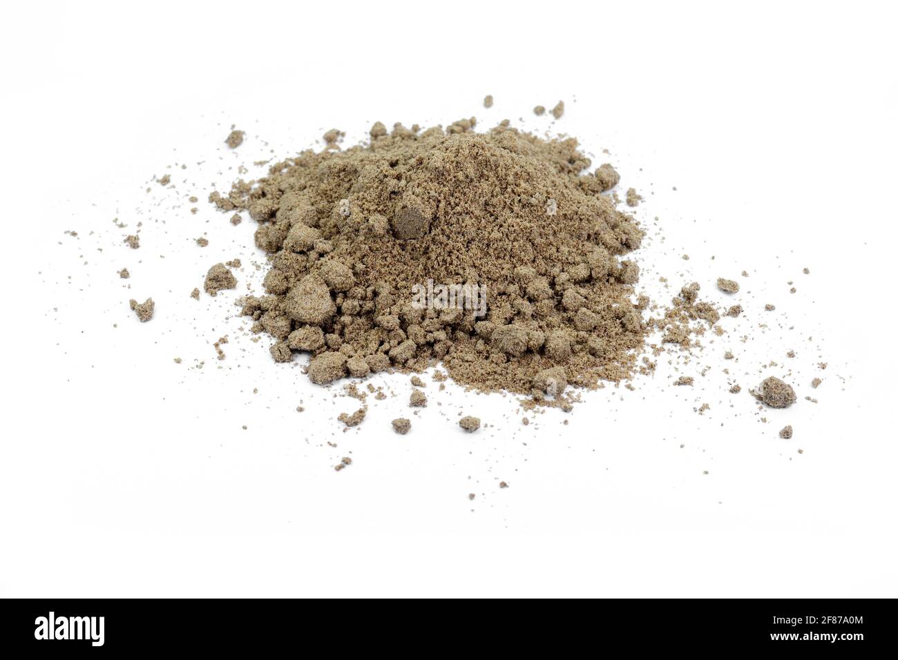Pile di proteine di semi di lino organico grezzo isolato su fondo bianco. Farina di semi di lino. Foto Stock