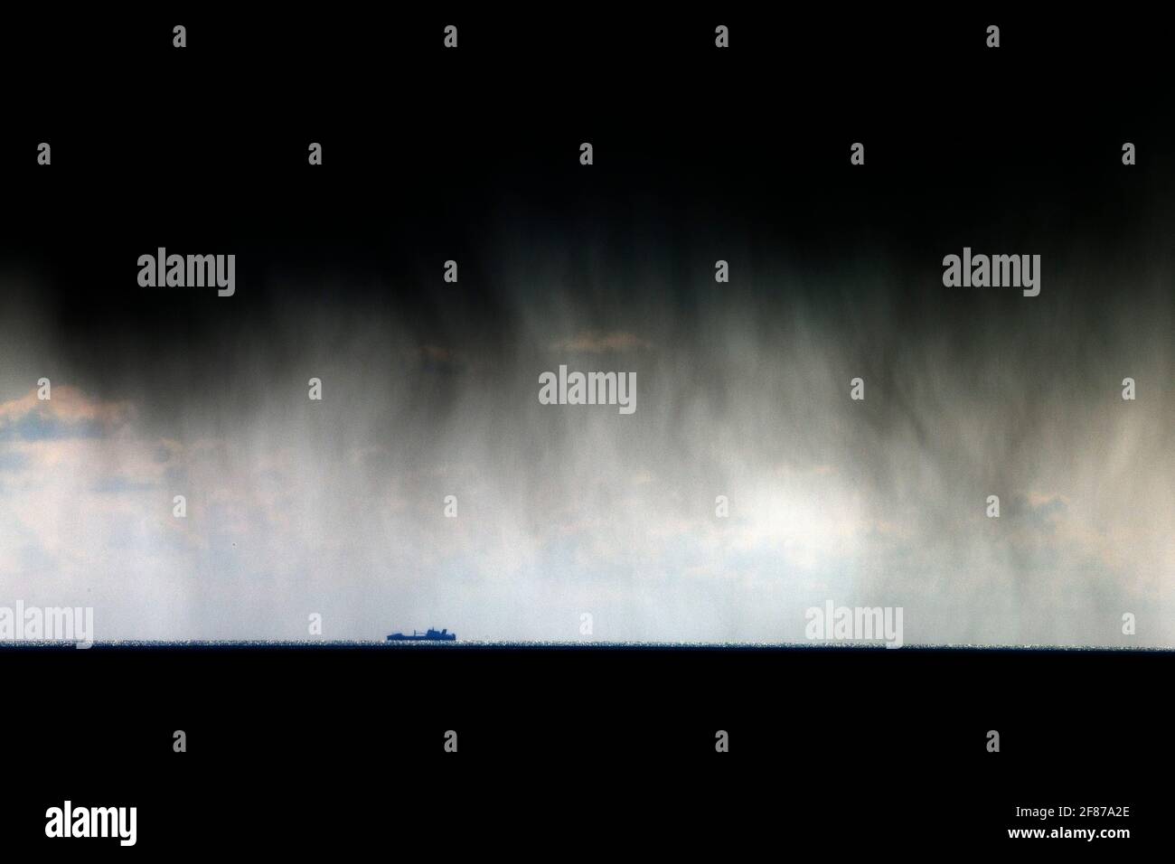 Silhouette, pioggia, slittino, tempesta di neve, la Manica, nave, Freshwater Bay, isola di Wight, Inghilterra, Regno Unito, Foto Stock