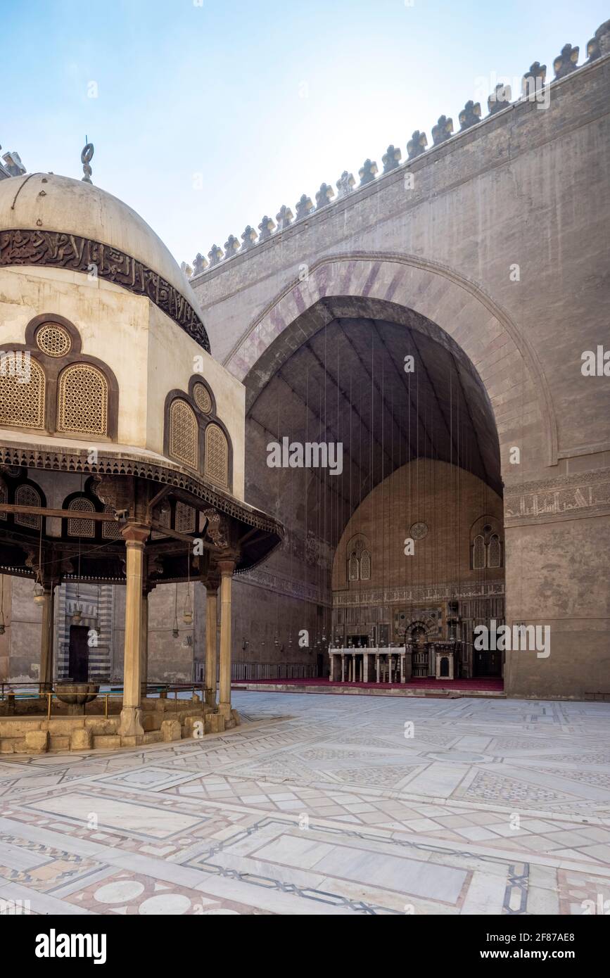 Vista verso qibla iwan, complesso Sultan Hasan, il Cairo Foto Stock
