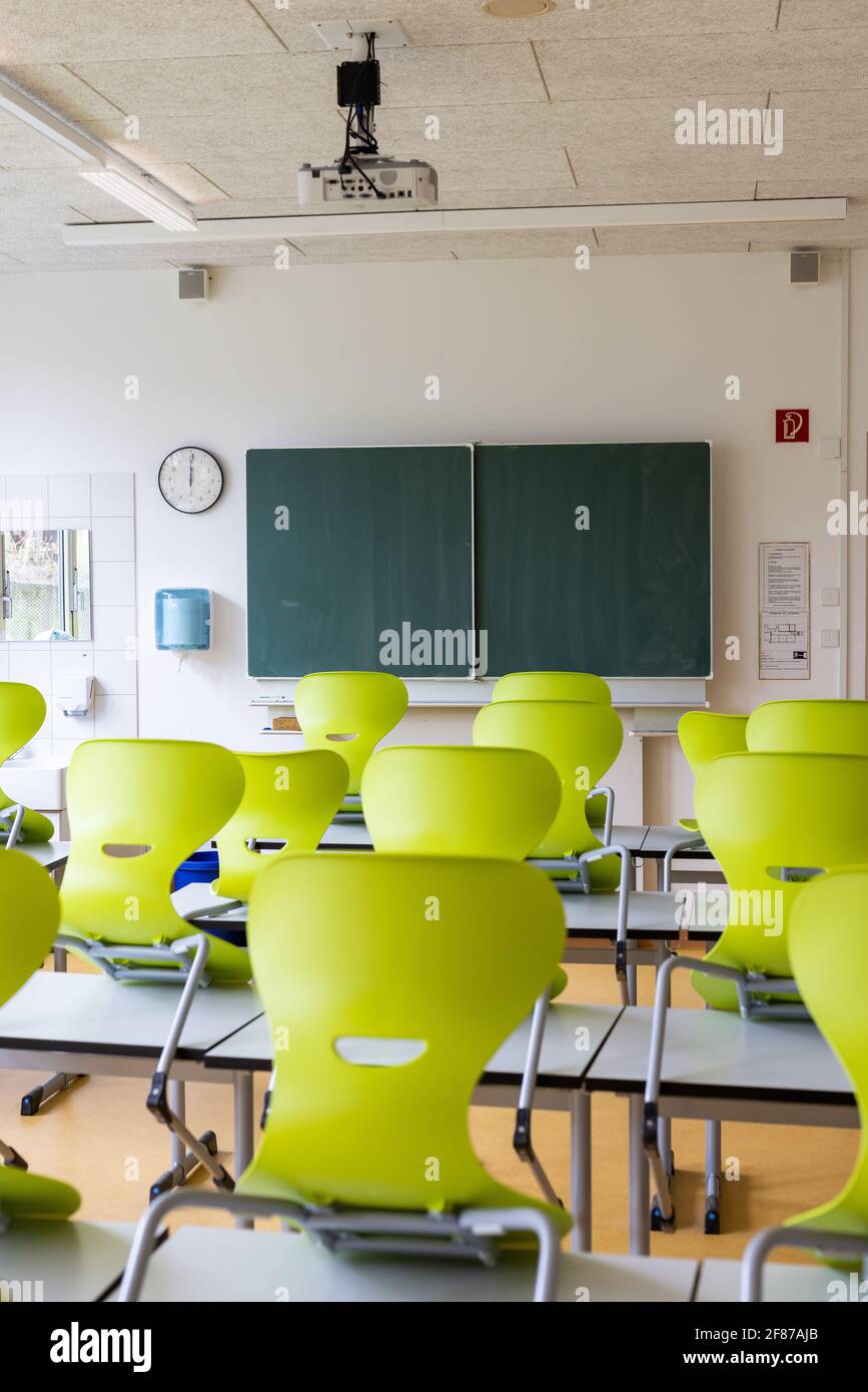 Heitersheim, Germania. 12 Aprile 2021. Le sedie si trovano sui tavoli in un'aula vuota di una scuola secondaria. A causa del rapido aumento del numero di infezioni da Corona, gli alunni della scuola primaria e anche la quinta e sesta classe tornano all'apprendimento a distanza per la prima settimana. Per i gradi da 1 a 7, ci deve essere solo l'assistenza di emergenza per i bambini i cui genitori hanno urgente bisogno di esso. Credit: Philippe von Ditfurth/dpa/Alamy Live News Foto Stock