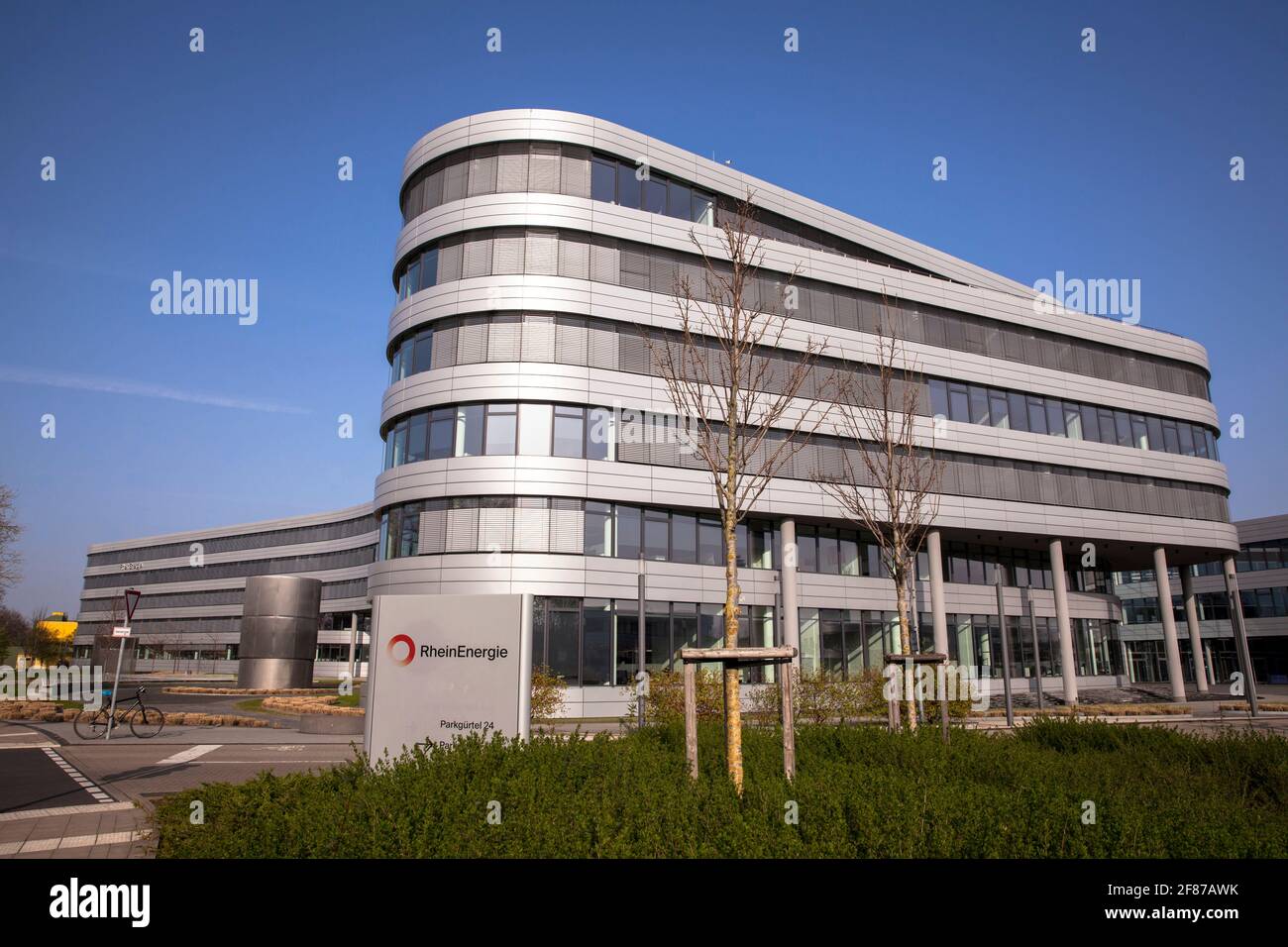 Sede centrale del fornitore di energia elettrica RheinEnergie, in via Parkguertel, Colonia, Germania. Hauptzentrale des Energieversorgers RheinEnergie am Foto Stock