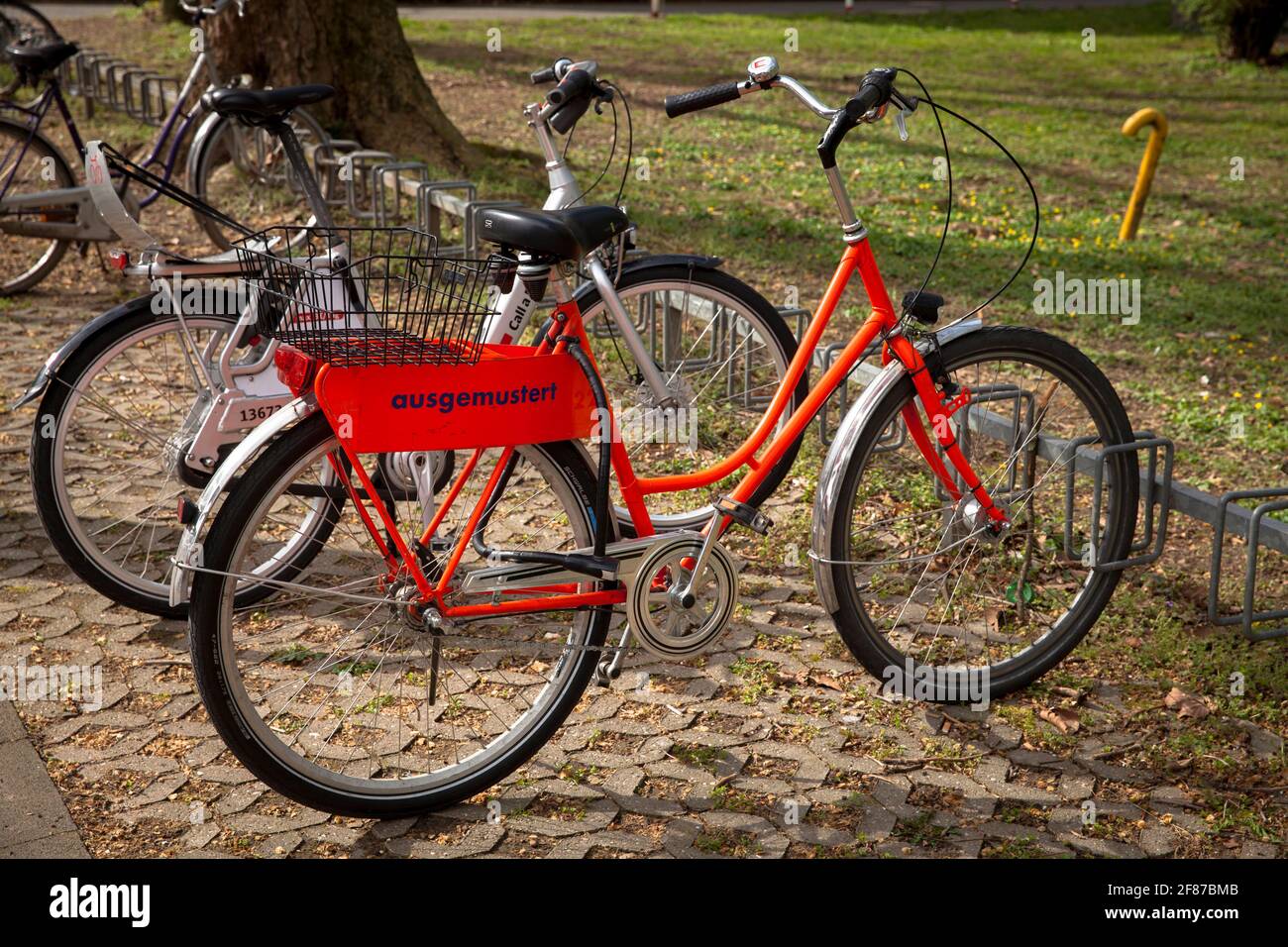 Una bici rossa da donna con la scritta "discarded" si trova nel campus universitario nel distretto di Lindenthal, Colonia, Germania. ein rotes Damenrad mit Foto Stock