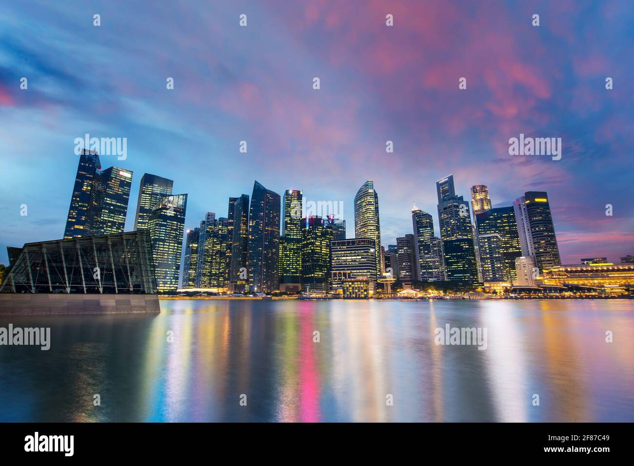 Singapore skyline del quartiere finanziario di notte Foto Stock