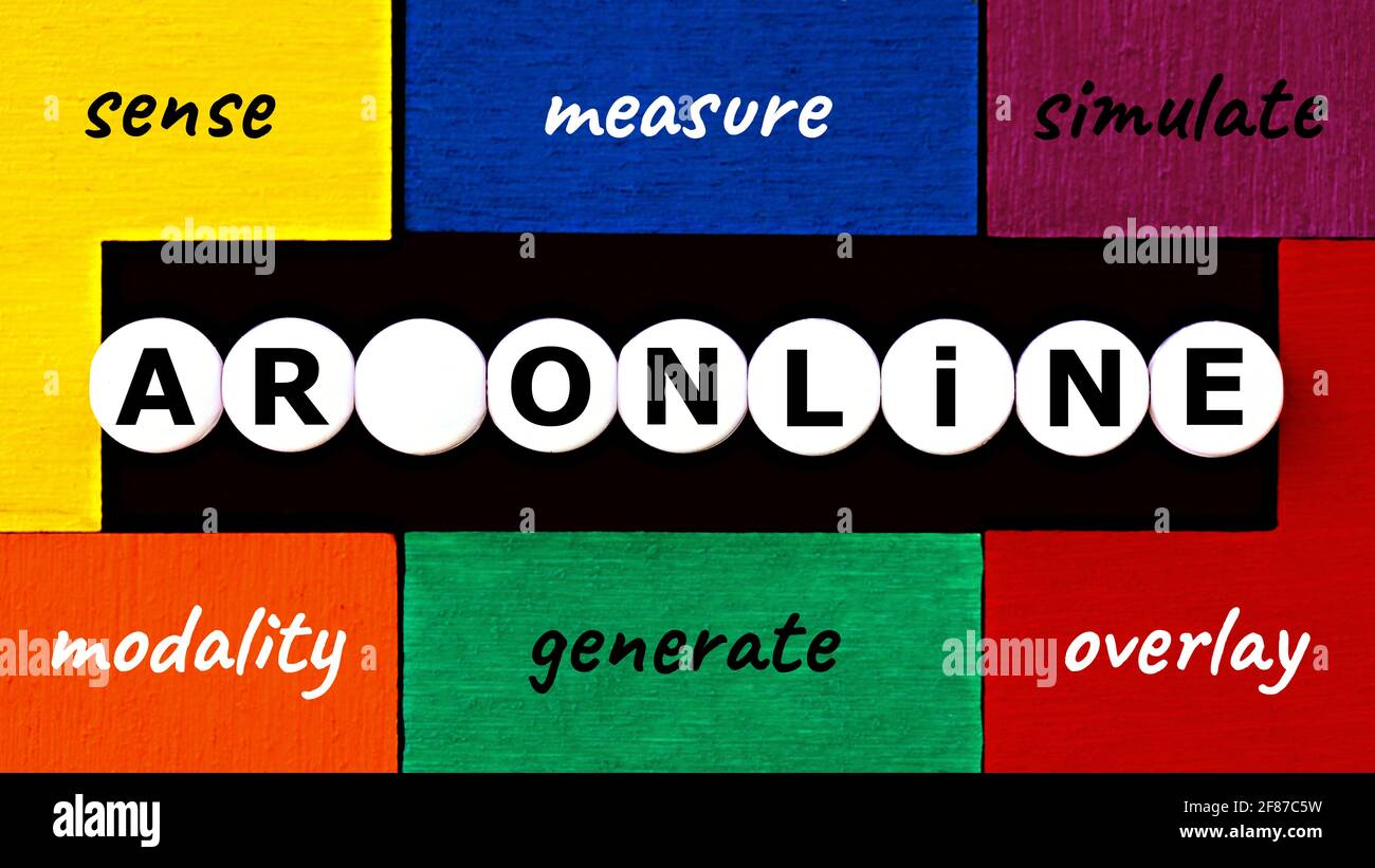 Foto sul tema ar (realtà aumentata). Le parole 'ar online', su uno sfondo colorato. Immagine concettuale dell'esperienza interattiva Foto Stock