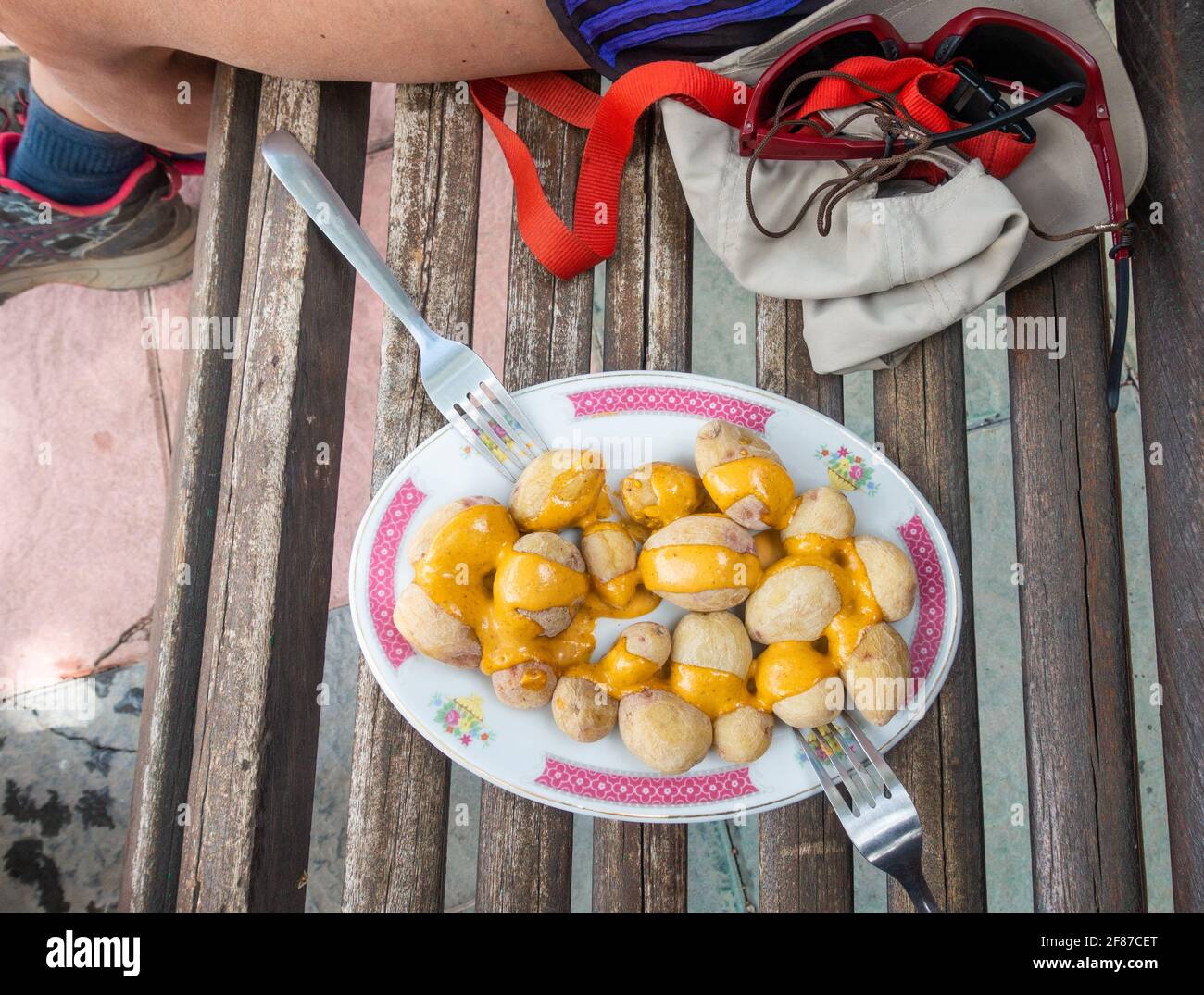 Papas Arruguadas (patate rugose), un piatto tradizionale in Spagna Foto Stock