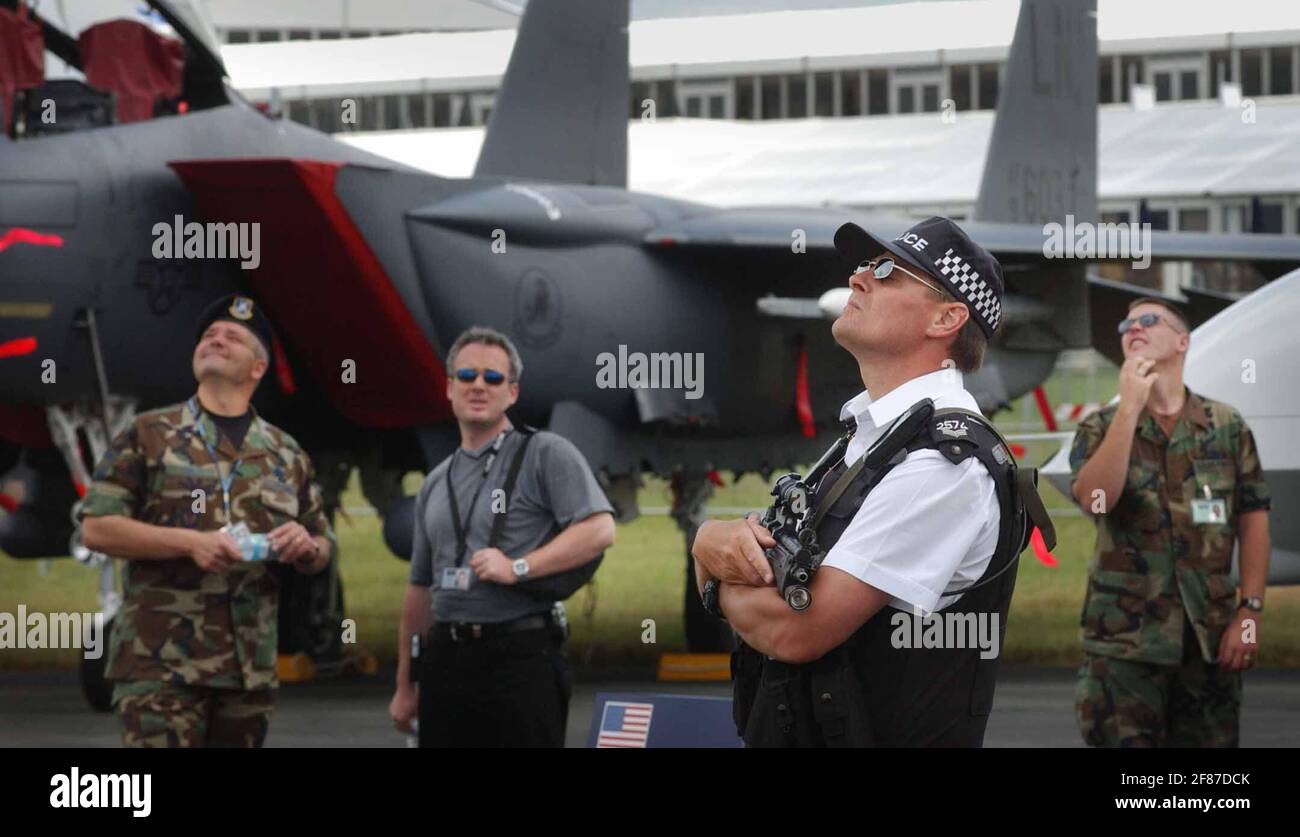 SICUREZZA AL FARNBOROUGH AIR SHOW. 20/7/02 PILSTON Foto Stock