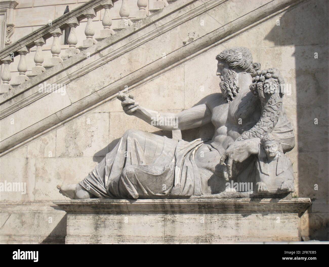 Una delle belle statue sotto le scale di Piazza Campidoglio a Roma. Foto Stock