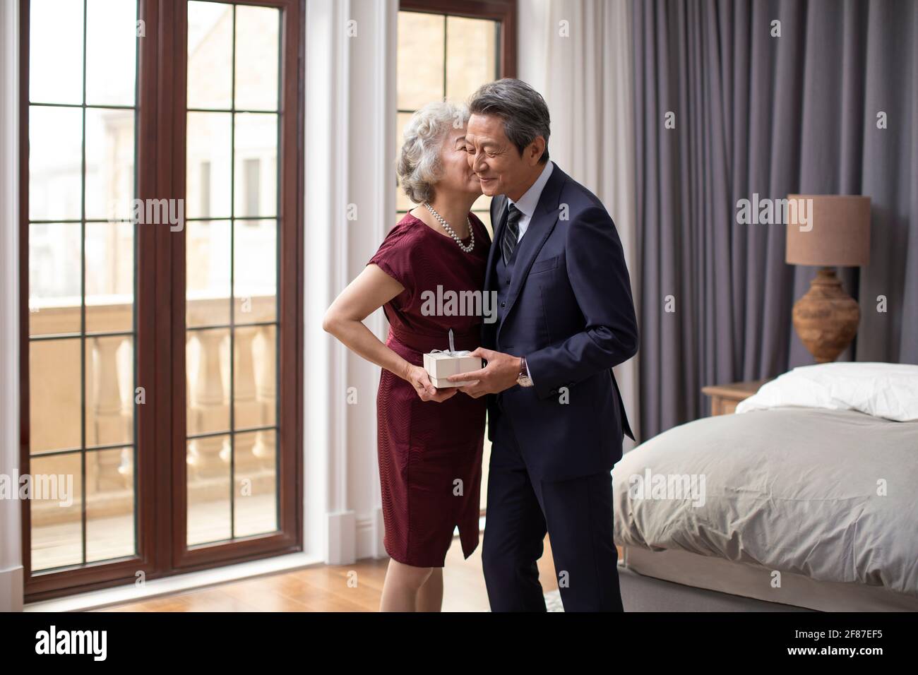 Coppia anziana amorevole a casa Foto Stock