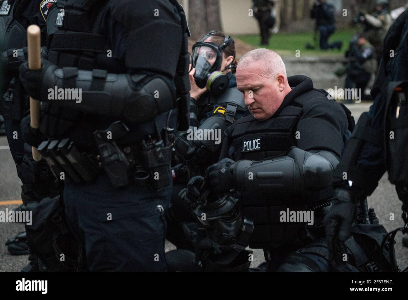 Brooklyn Center, Minnesota, 11 aprile 2021, i manifestanti si presentano vicino all'angolo tra Katherene Drive e 63rd Ave North il 11 aprile 2021 a Brooklyn Center, Minnesota, dopo l'uccisione di Daunte Wright. Foto: Chris Tuite/ImageSPACE /MediaPunch Foto Stock