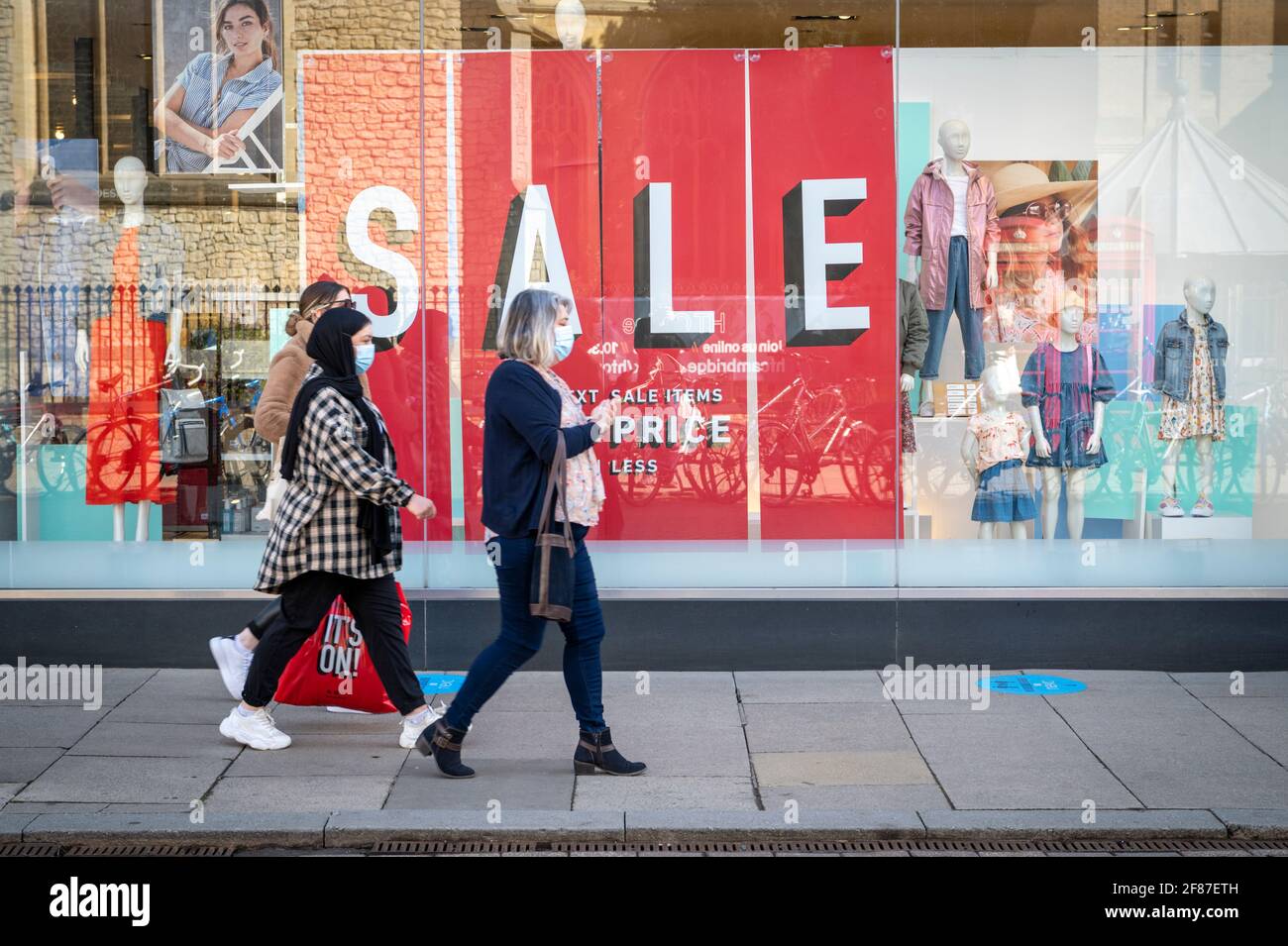 Cambridge, Regno Unito. 12 Aprile 2021. I negozi riaprono a Cambridge come parte dell'alleggerimento delle restrizioni di blocco del Covid 19 nel Regno Unito. La roadmap consente oggi l'apertura di negozi non essenziali in tutta l'Inghilterra. È stato un inizio relativamente tranquillo della mattina, dato che i clienti sono tornati ai negozi di High Street. Credit: Julian Eales/Alamy Live News Foto Stock