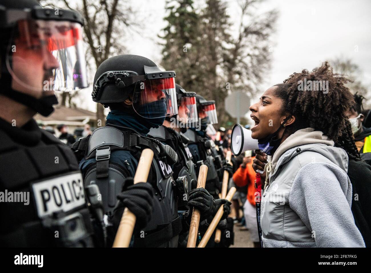 Brooklyn Center, Minnesota, 11 aprile 2021, i manifestanti si presentano vicino all'angolo tra Katherene Drive e 63rd Ave North il 11 aprile 2021 a Brooklyn Center, Minnesota, dopo l'uccisione di Daunte Wright. Foto: Chris Tuite/ImageSPACE /MediaPunch Foto Stock