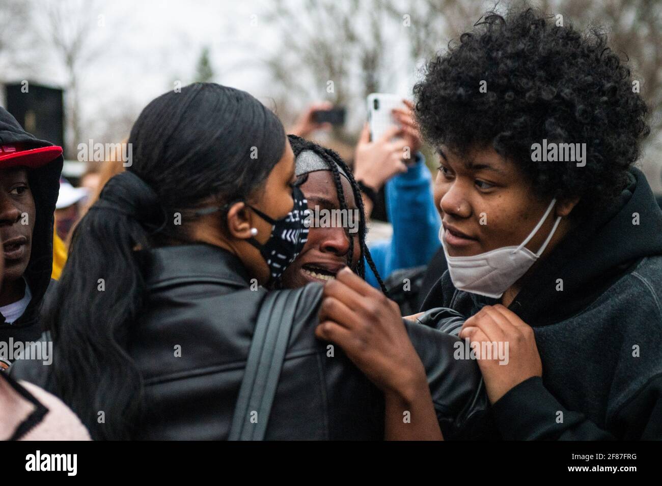 Brooklyn Center, Minnesota, 11 aprile 2021, i manifestanti si presentano vicino all'angolo tra Katherene Drive e 63rd Ave North il 11 aprile 2021 a Brooklyn Center, Minnesota, dopo l'uccisione di Daunte Wright. Foto: Chris Tuite/ImageSPACE /MediaPunch Foto Stock