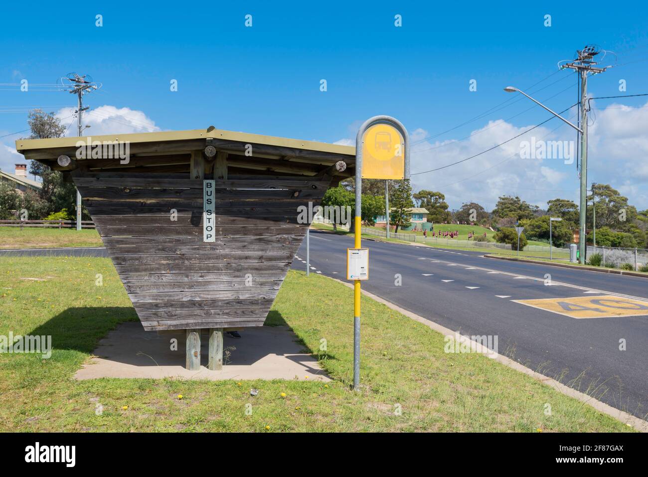 Una fermata dell'autobus shelter in acciaio e legno presso il Città rurale di Tathra sul nuovo Galles del Sud a sud Costa d'Australia Foto Stock