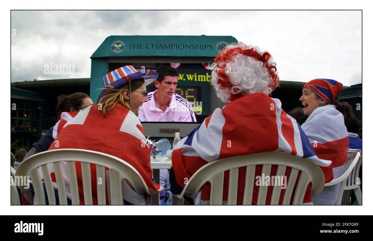 Wimbledon......... Henman Hill mentre Tim Henman suona M Kratochvilpic David Sandison 1/7/2002 Foto Stock