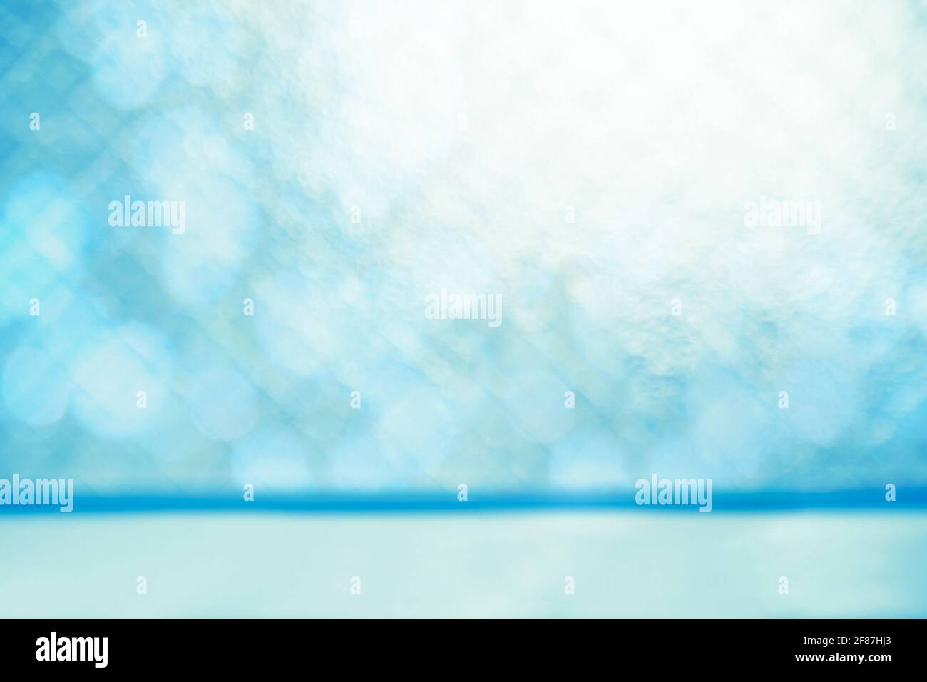 cornice in vetro vintage vuota con luce blu e bokeh in inverno al mattino. per montaggio display prodotto o chiave di design Foto Stock