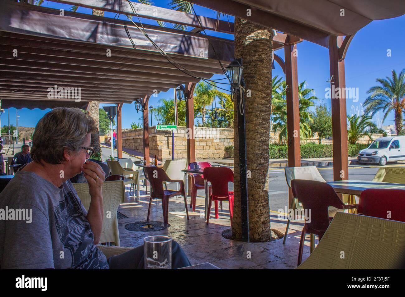 Caucasica medio invecchiata Donne in profondo pensiero che si sta fissando mentre Sedersi fuori da un bar Foto Stock