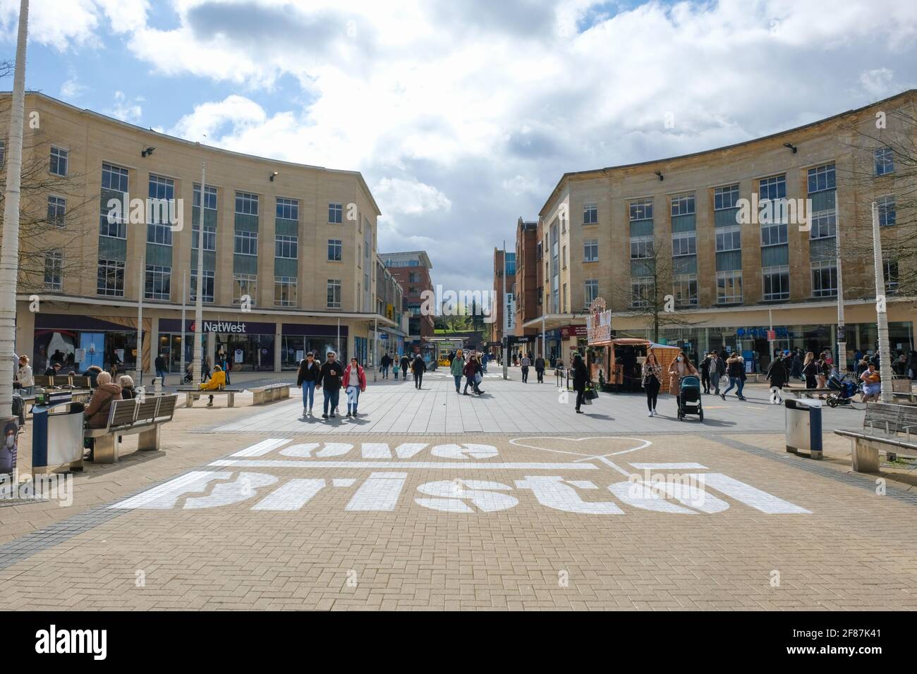 Broadmead, Bristol, Regno Unito. 12 Aprile 2021. I designer UPFEST hanno decorato il pavimento. I negozi non essenziali sono autorizzati ad aprire in Inghilterra. La gente sta facendo la fila fuori dei loro punti vendita preferiti nel quartiere commerciale Broadmead di Bristol. Credit: JMF News/Alamy Live News Foto Stock