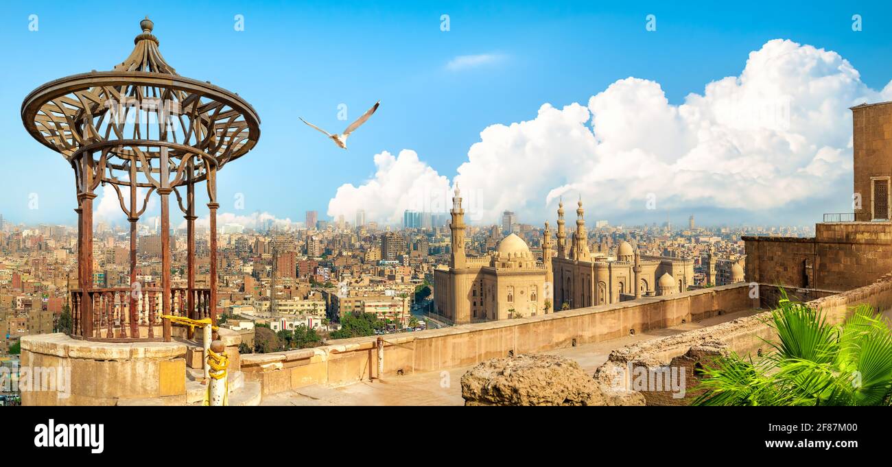Piattaforma di osservazione del Cairo con vista sulla moschea del sultano Hassan Foto Stock