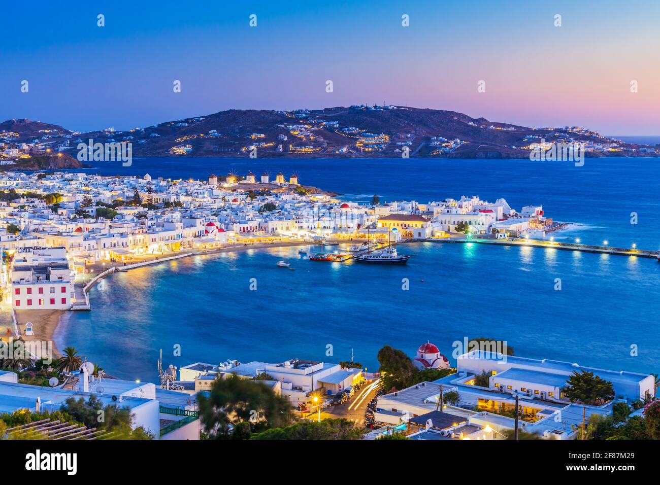 Mykonos, Grecia. Vista panoramica sulla città di Mykonos e sulle isole delle Cicladi. Foto Stock