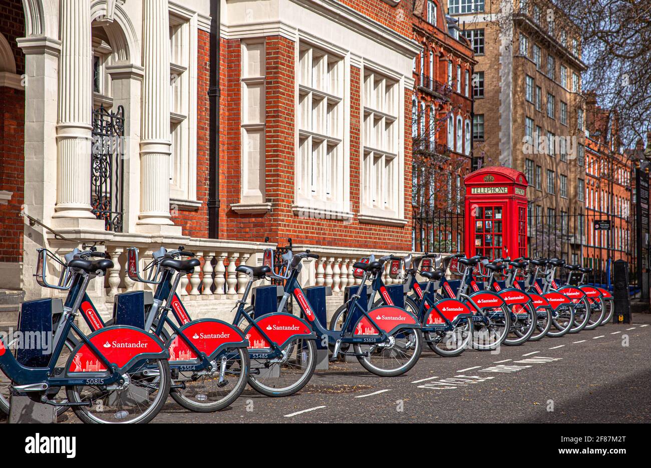 Stazione di aggancio Santander Cycles, St Audley Street, Mayfair, Londra, Inghilterra, REGNO UNITO. Foto Stock