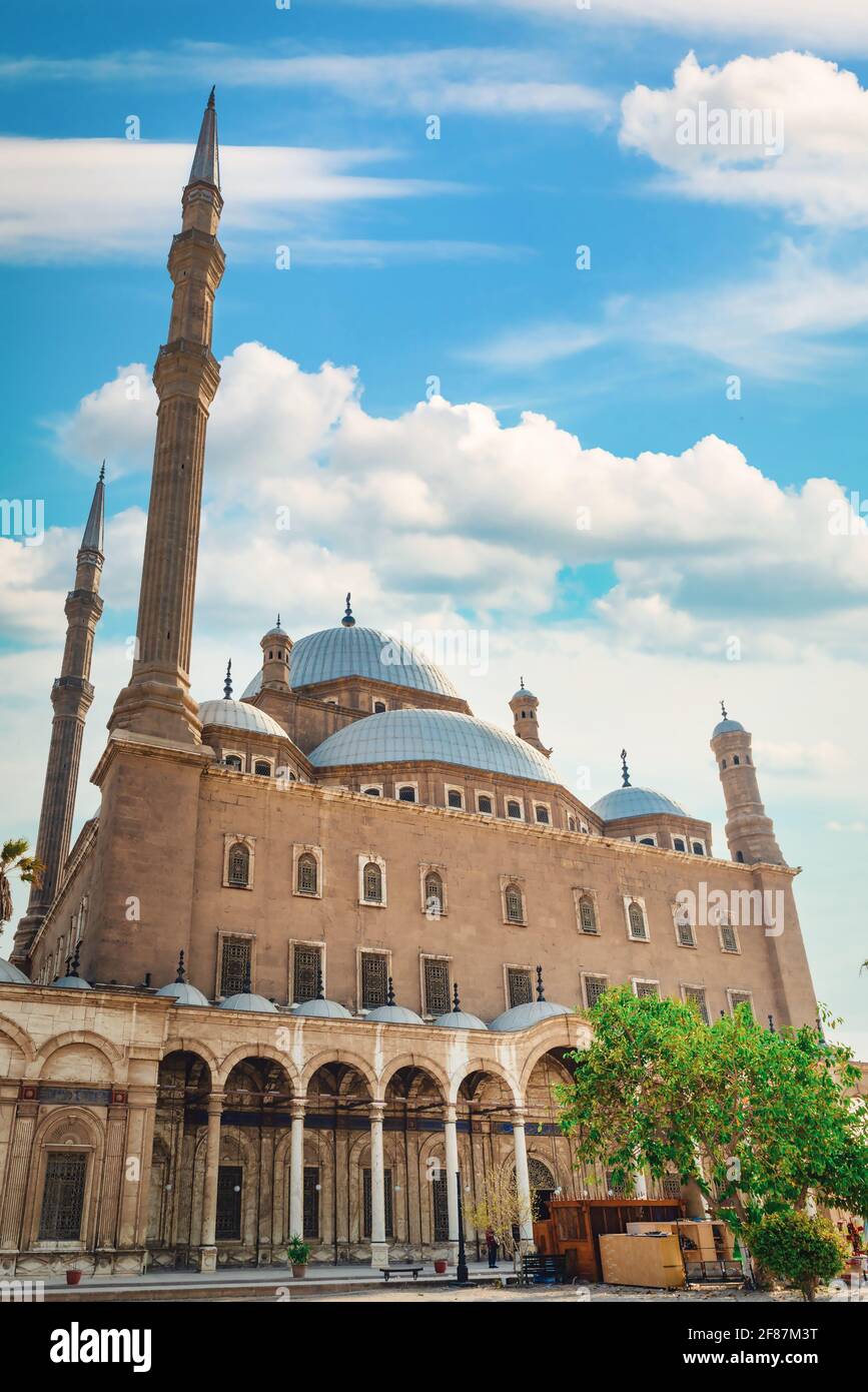 La moschea di Muhammad Ali e il cielo blu nuvoloso al Cairo Foto Stock