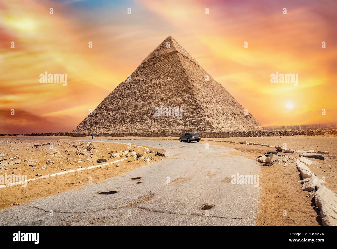 Strada per la piramide di Khafre al tramonto a Giza, Egitto Foto Stock