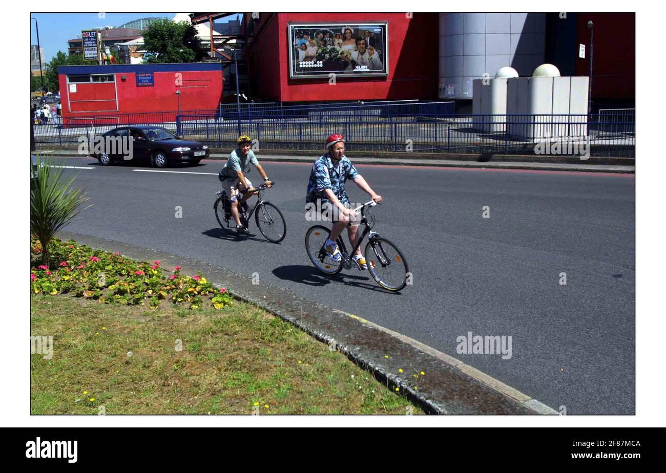 Cole Morton con istruttore di ciclo Steve Wagland (controllare l'ortografia) Fai un giro nel negozio di biciclette di Edwardes in Camberwell Road attraverso Elephant & Castle sul ponte di Waterloo in Soho.Pic David Sandison 13/6/2003 Foto Stock