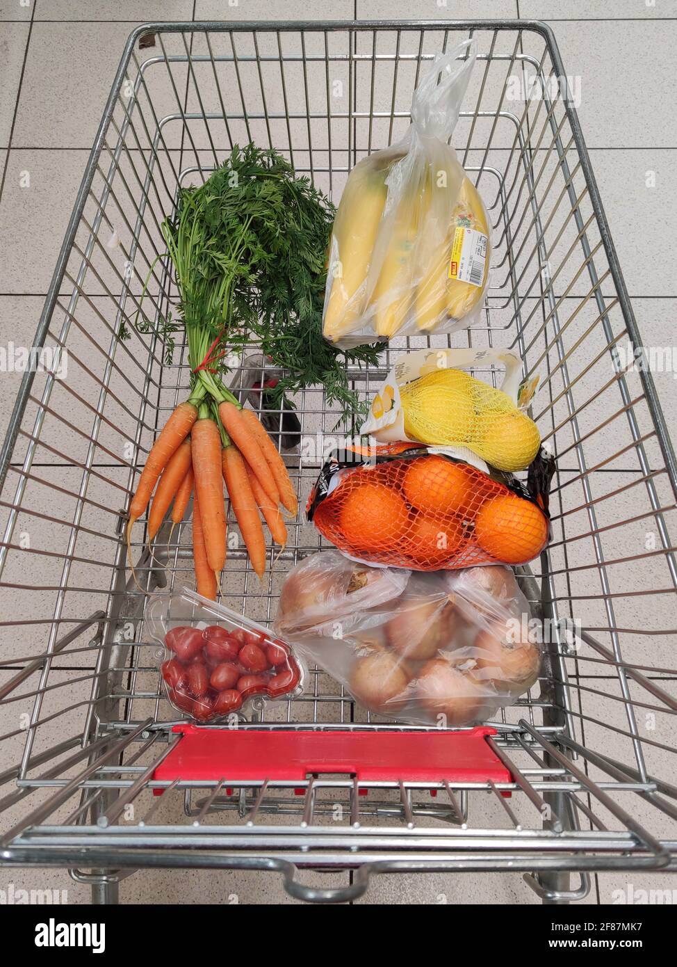 Frutta, verdura in sacchetti di tessuto riutilizzabili Pouch nel carrello.  Vista dall'alto o piatta. Carrello con prodotti alimentari in primo piano,  rifiuti alimentari, zero wast Foto stock - Alamy