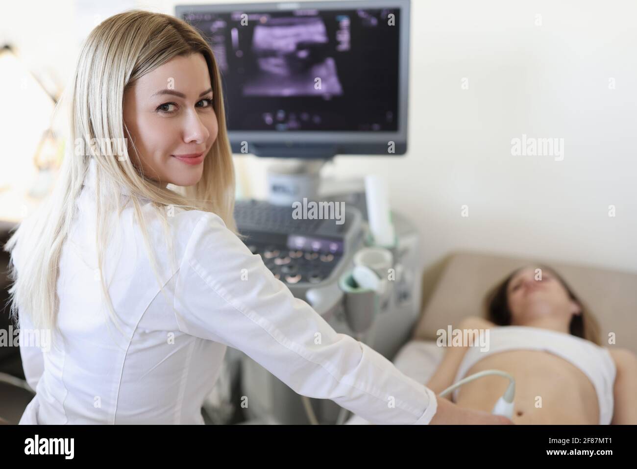 Medico che fa ecografia a paziente di donna in clinica Foto Stock