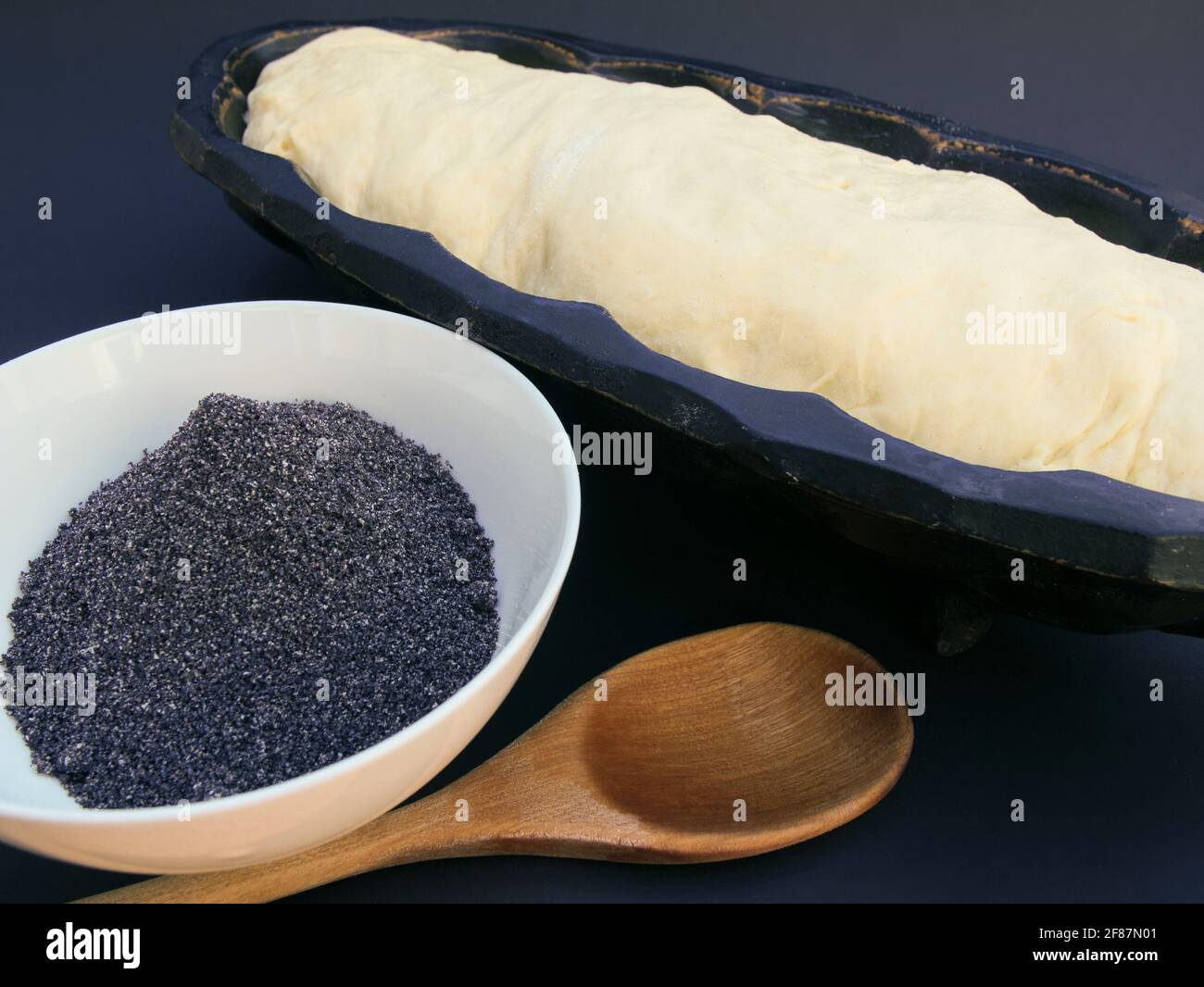 Preparazione di briochty , focaccine dolci ceche tradizionali fatte di pasta di lievito - ripieno con semi di papavero macinati e cagliata, foto Foto Stock