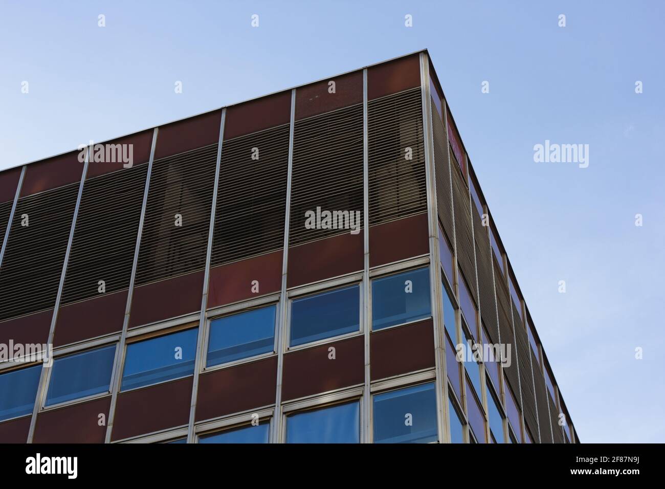 Facciata rossa e blu di un edificio moderno Foto Stock