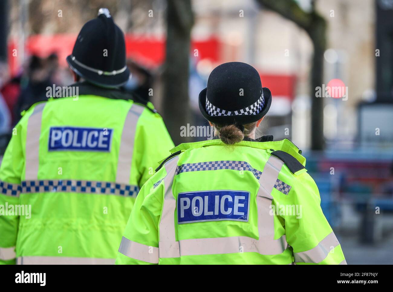 Funzionari di polizia dell'Hampshire a Southampton in benzina, raffigurati da dietro. Foto Stock