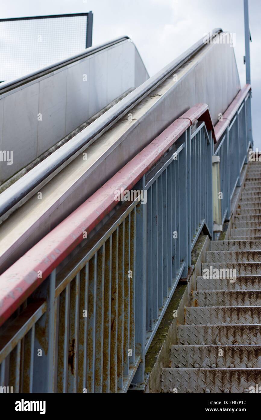 Scala mobile e scale da una vecchia stazione ferroviaria di Parigi, Francia Foto Stock