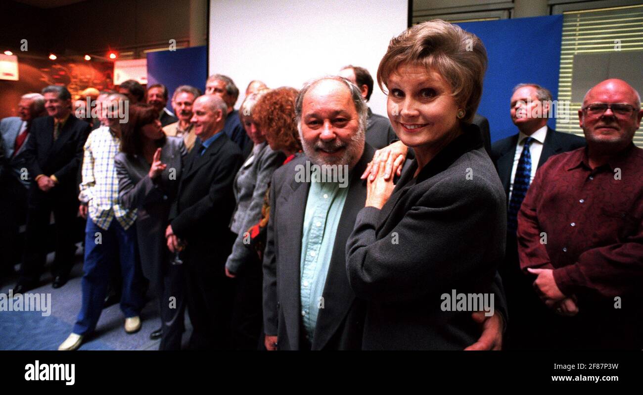 Angela Ripon e Michael Van Straten ottobre 1998 presso gli uffici Di LBC radio Station per celebrare 25 anni di Commercial Radio in una linea di relatori passati Foto Stock