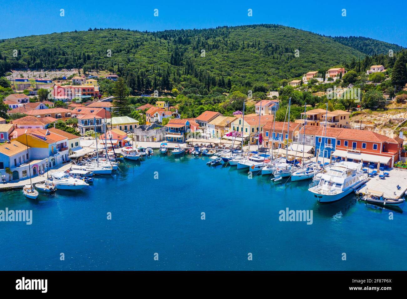 Isola di Cefalonia, Grecia. Veduta aerea del villaggio e del porto di Fiskardo. Foto Stock