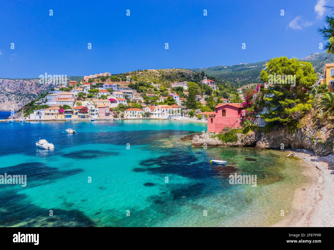 Cefalonia, Grecia. Villaggio colorato di Assos in Cefalonia. Foto Stock