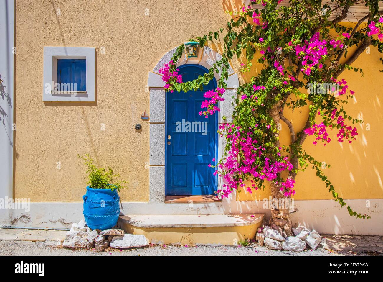 Cefalonia, Grecia. Particolare del villaggio colorato di Assos. Foto Stock