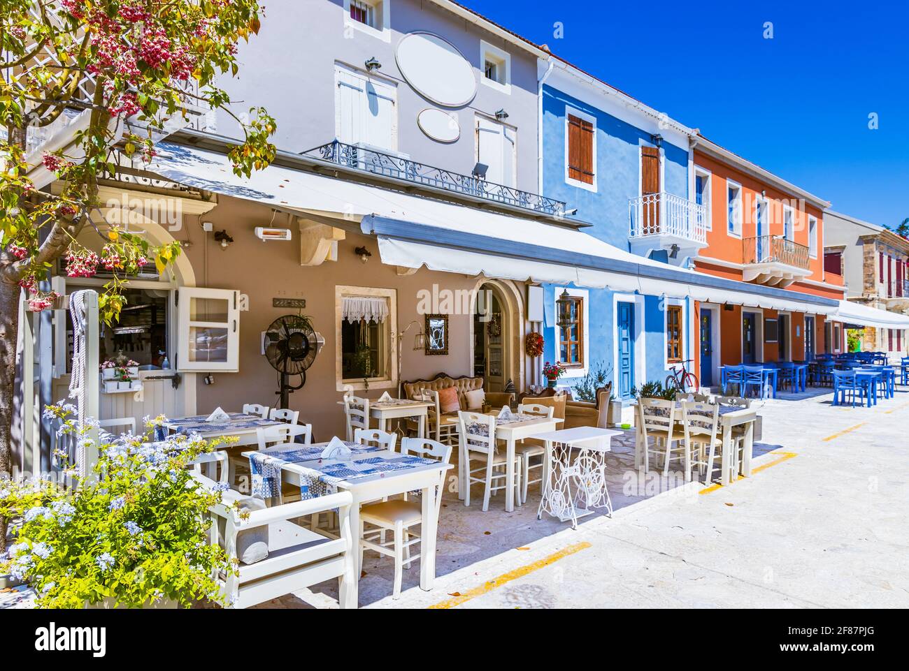 Isola di Cefalonia, Grecia. Taverne nel villaggio di Fiskardo. Foto Stock