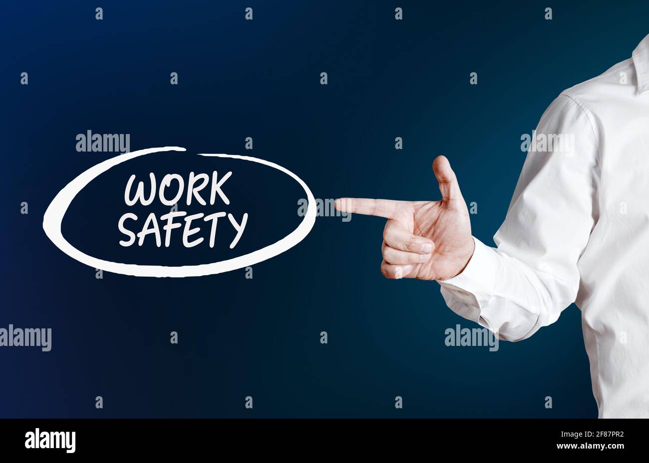 La mano maschio punta alla parola sicurezza del lavoro con un cerchio di contorno su sfondo blu. Misure di sicurezza sul lavoro o sul luogo di lavoro. Foto Stock