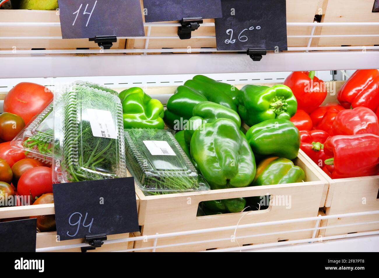 Varietà di verdure fresche diverse peperoni verdi e rossi, pomodori, aneto sugli scaffali nel supermercato. Concetto di cibo sano. Foto Stock Varietà di verdure fresche diverse peperoni verdi e rossi, pomodori, aneto sugli scaffali nel supermercato. Concetto di cibo sano. Foto Stock