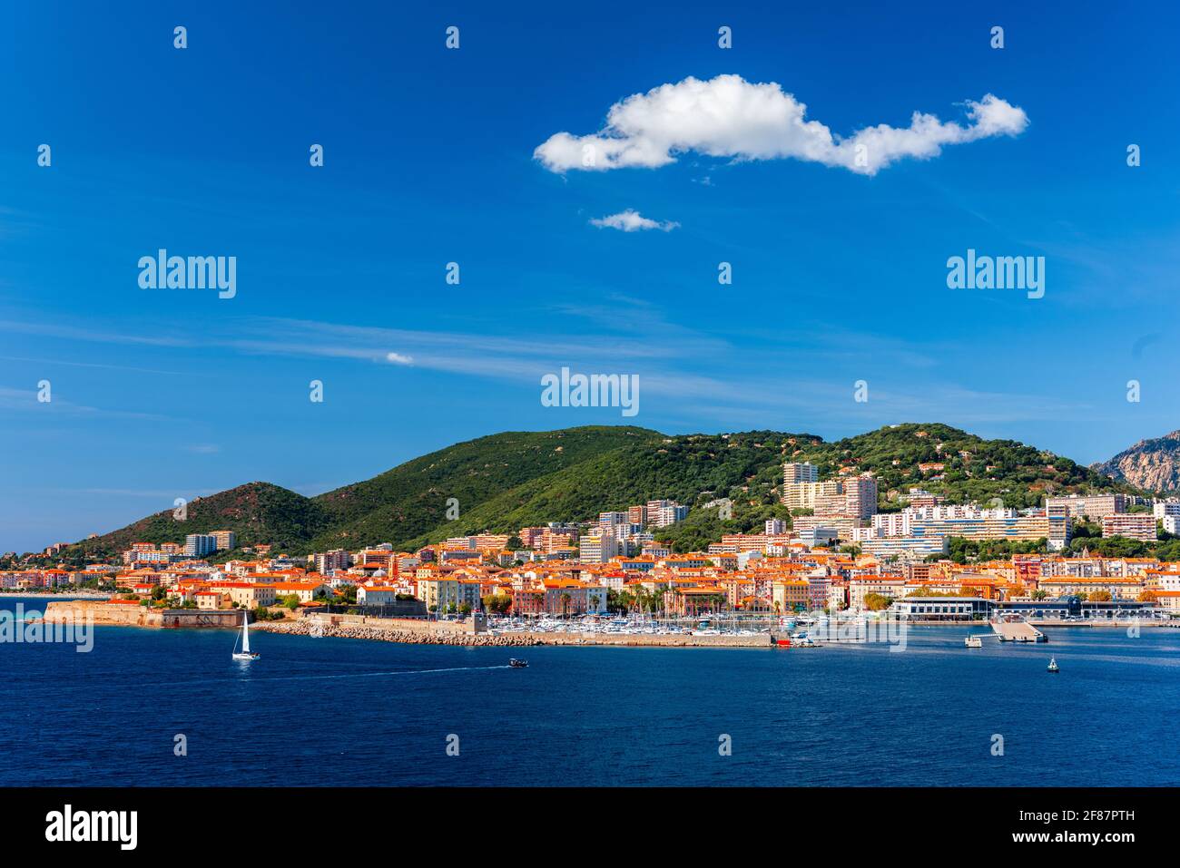 Corsica, Francia skyline delle località costiere sul Mediterraneo. Foto Stock