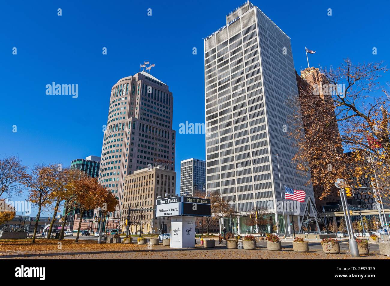 DETROIT, MI, USA - 10 NOVEMBRE: HART Plaza, The Pylon e il Distretto Finitoral il 10 novembre 2020 nel centro di Detroit, Michigan. Foto Stock