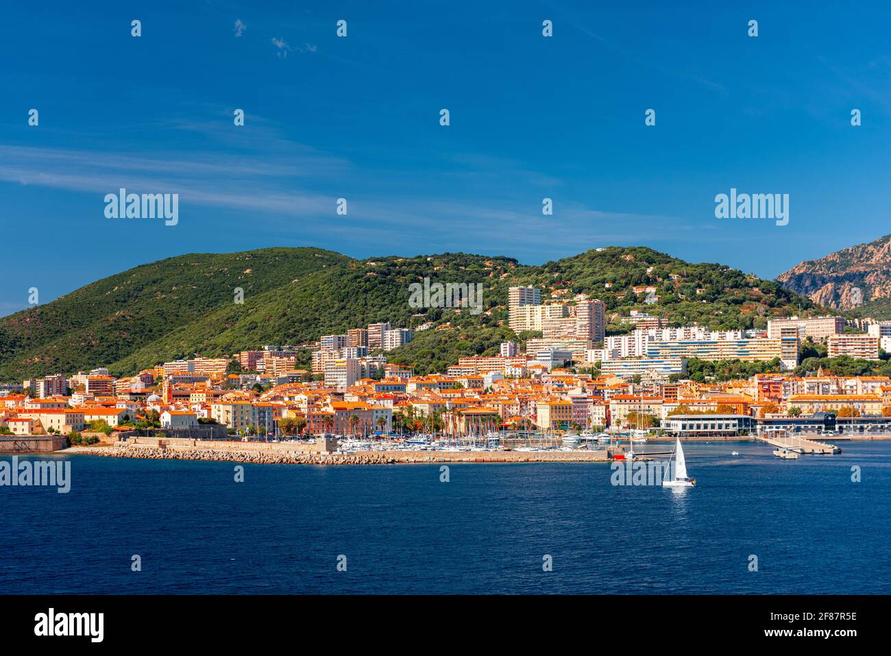 Corsica, Francia skyline delle località costiere sul Mediterraneo. Foto Stock